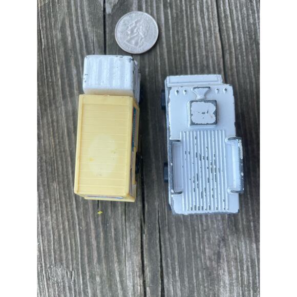 2 vintage Ice Cream Trucks Howard Johnsons Strawberry Hot Wheels Good Humor - Picture 5 of 7